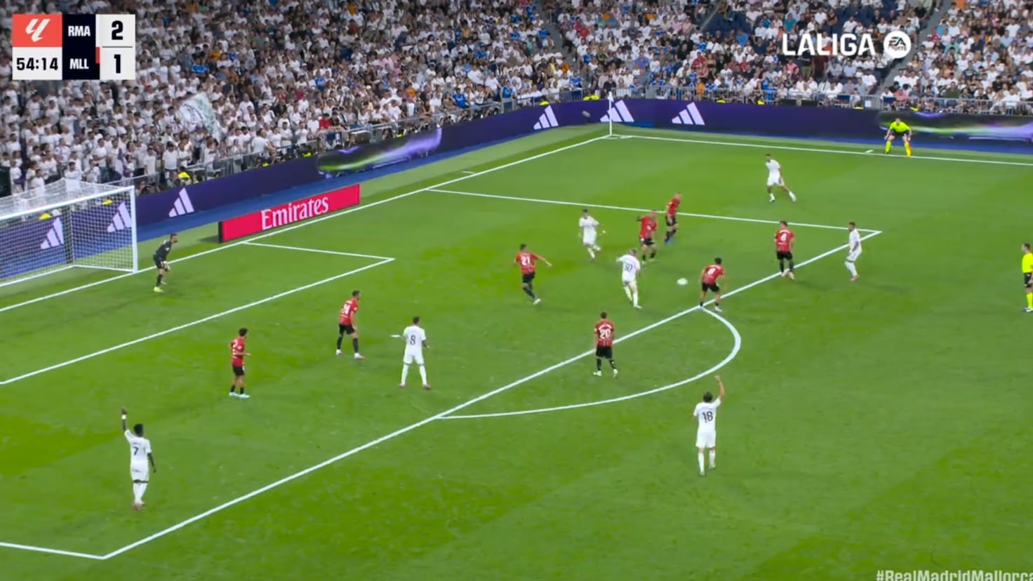 Mastantuono deslumbra en el Bernabéu con su traje impactante.