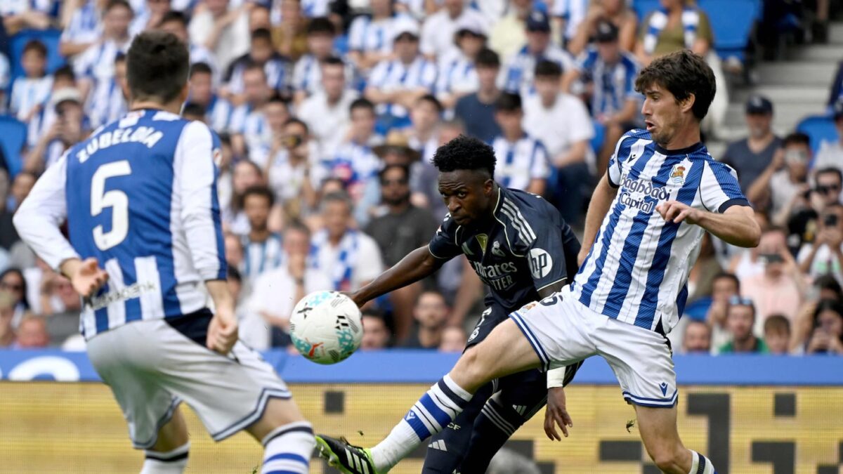 Real Sociedad enfrenta una crisis defensiva con la ausencia de Aritz Elustondo.