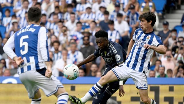 Real Sociedad enfrenta una crisis defensiva con la ausencia de Aritz Elustondo.