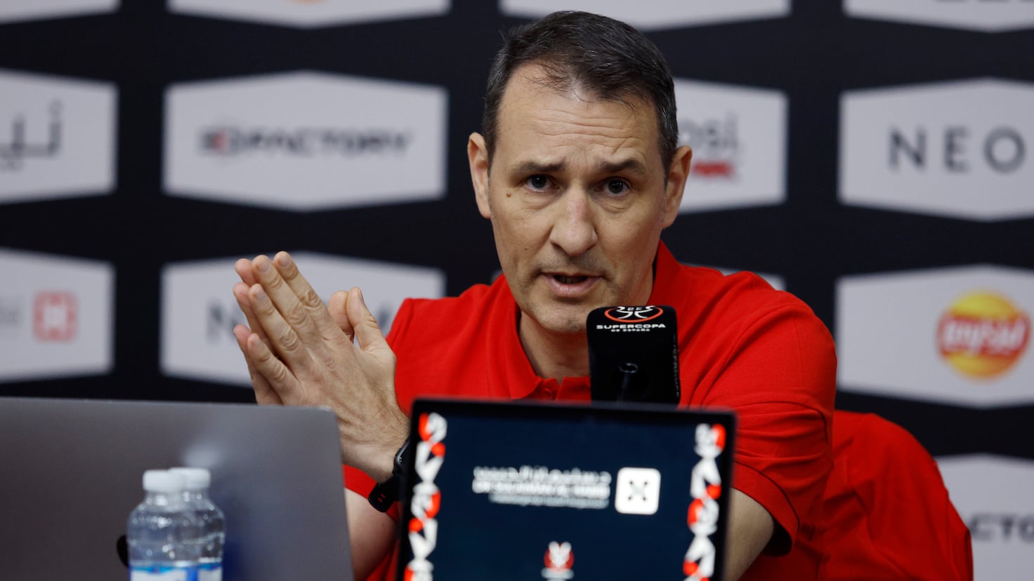 El dilema del halago: desentrañando la verdad en el arbitraje