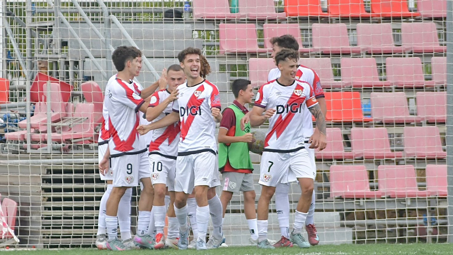 El Rayo B arranca con triunfo en un campo de riesgos para jugadores y árbitros