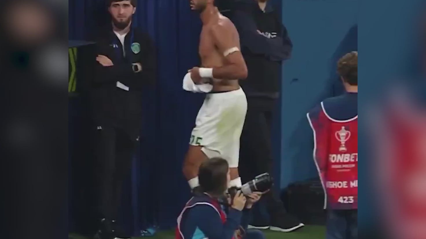 Un hincha sorprendido: La camiseta que cambió el partido tras el VAR.