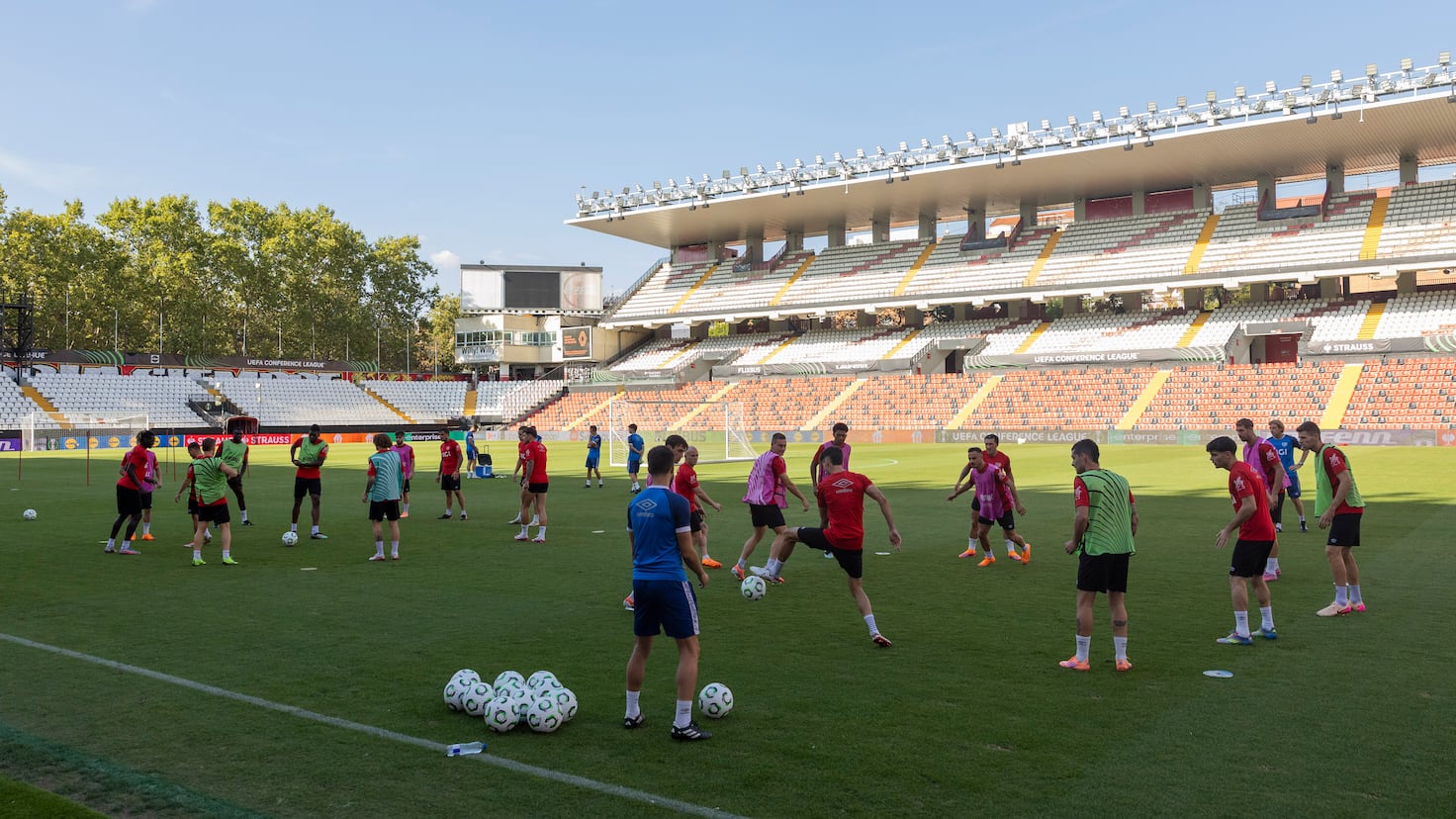 Vallecas Prepares for the Conference: A Community Gears Up