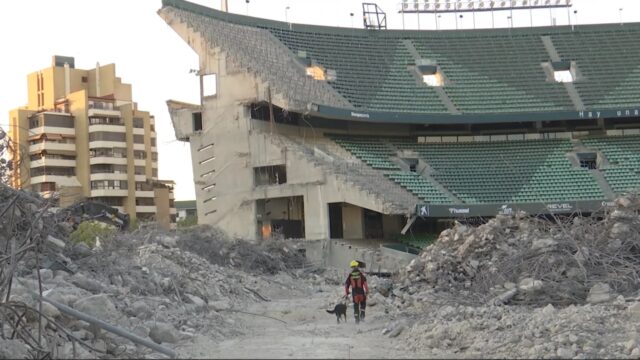 Entrenamiento de bomberos entre escombros en el Villamarín