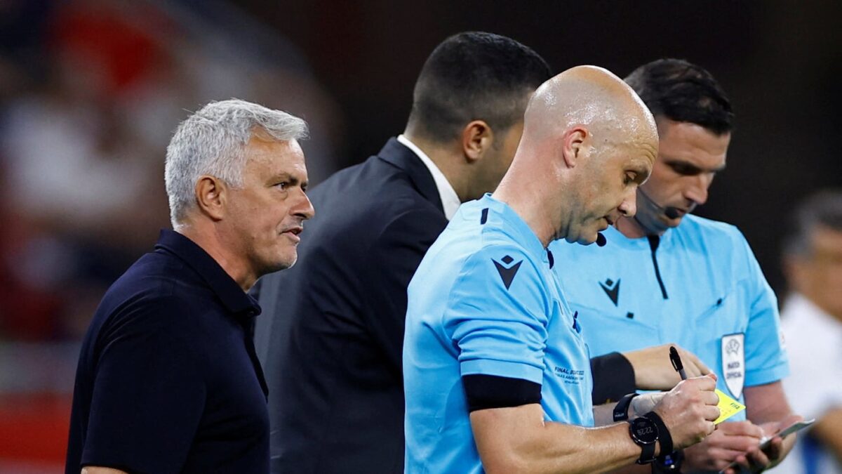 Mourinho y la polémica que hizo dudar al árbitro de la final de la UEFA